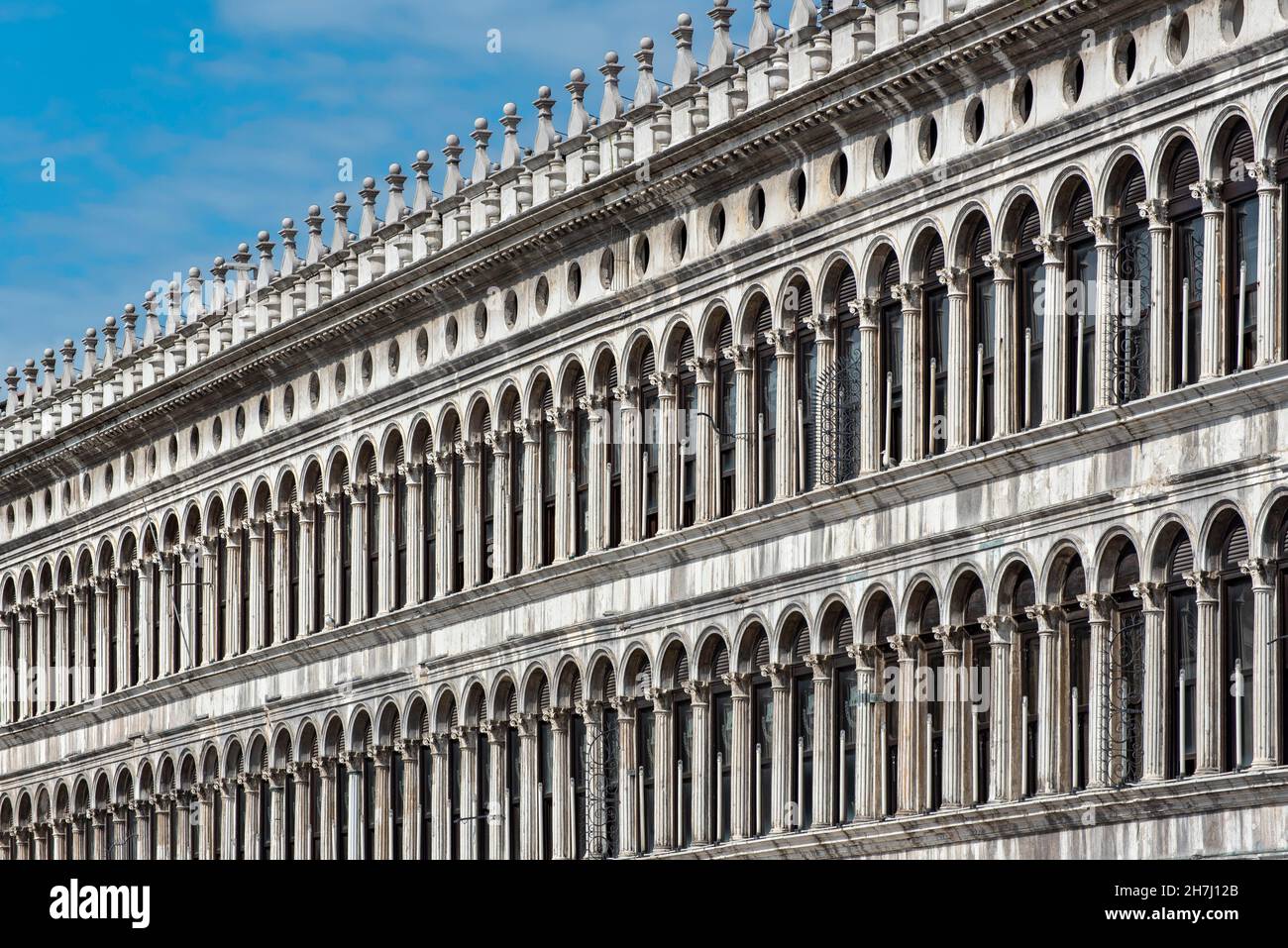 Procuratie Vecchie (Alte Vermächtnisse) Gebäude von Bartolomeo Bon, Piazza San Marco (Markusplatz), Venedig, Italien Stockfoto