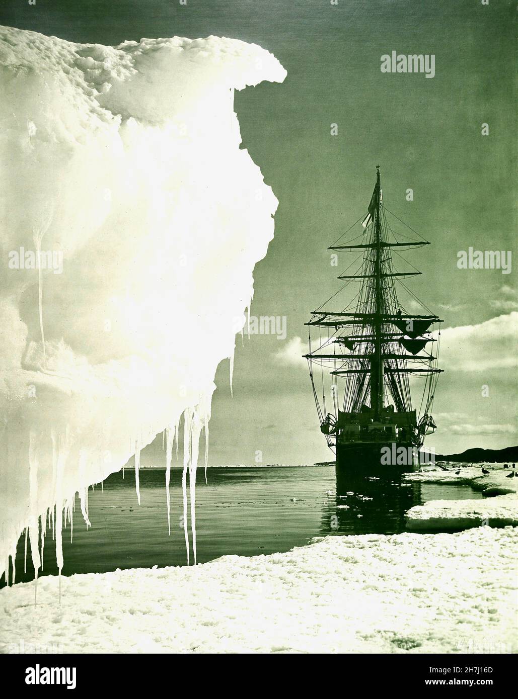 Die Terra Nova und ein Eisberg - Herbert Ponting Polarfotografie Stockfoto
