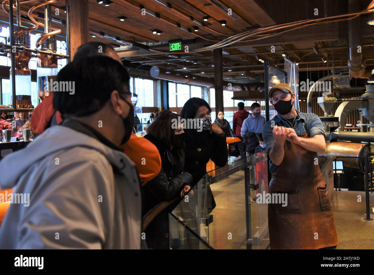 SEATTLE, USA - 12. Oktober 2021: Ein Mitarbeiter unterrichtet Besucher der Starbucks Roasterie über den Rösterprozess von Kaffeebohnen in Seattle, Wa Stockfoto