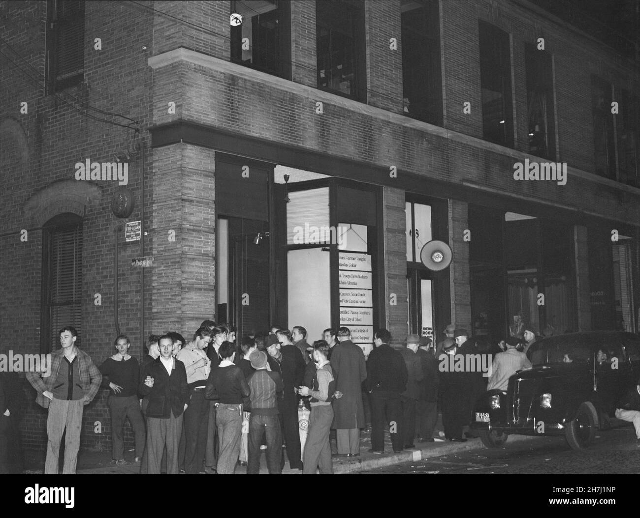 Die Menschenmenge traf sich um das „Norwich Express“ Zeitungsbüro, um sich die Wahlwiederkehr, Norwich, Connecticut, USA, Jack Delano, U.S. Farm Security Administration, Fotosammlung des US Office of war Information, November 1940 Stockfoto