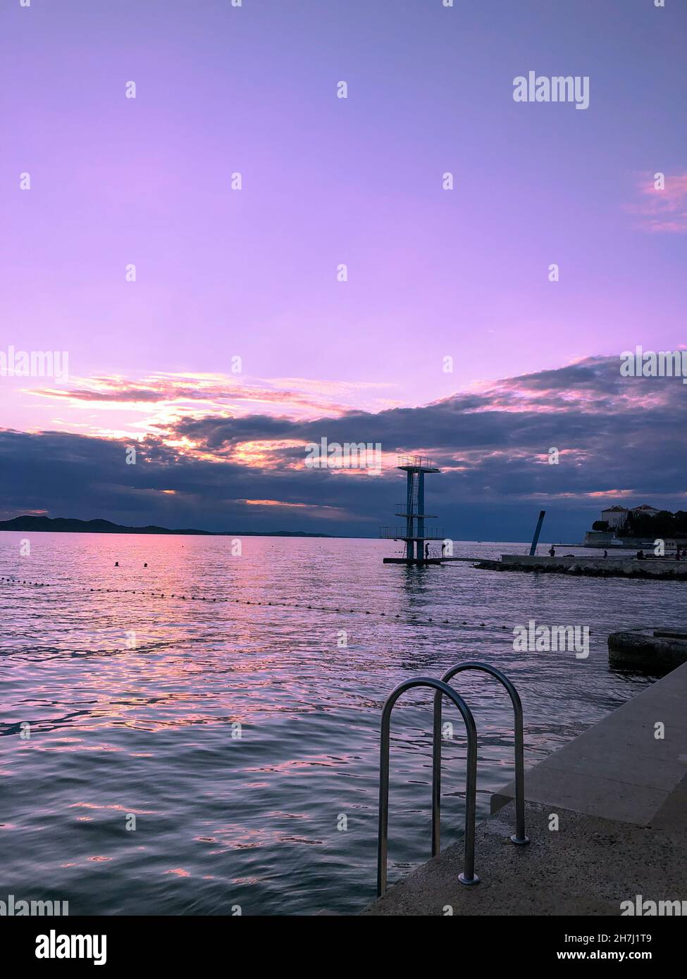 Rosafarbener Sonnenuntergang über der Adria Stockfoto