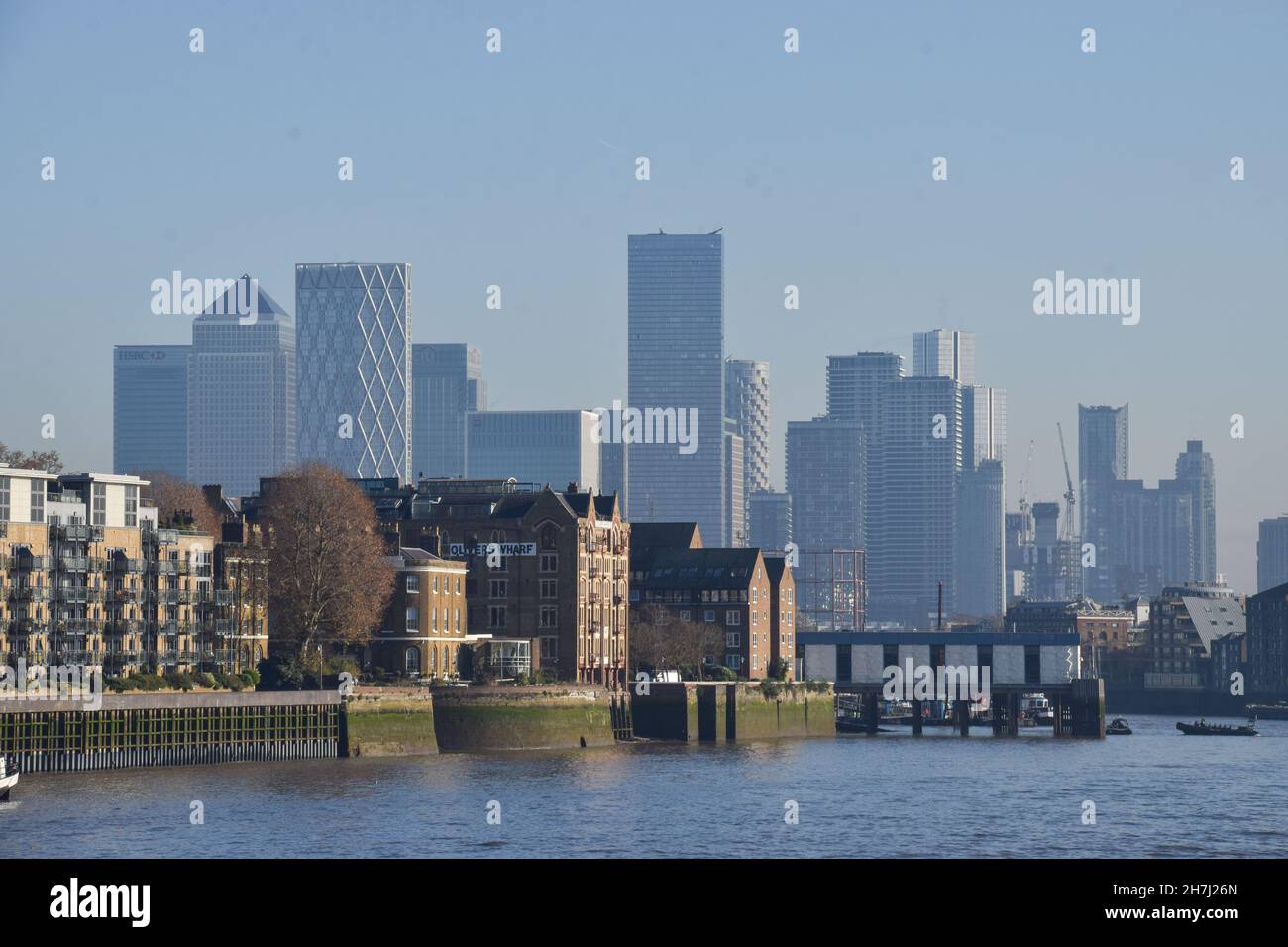 London, Großbritannien. 23rd. November 2021. Canary Wharf Blick von Butler's Wharf an einem klaren, sonnigen Tag. Kredit: Vuk Valcic / Alamy Live Nachrichten Stockfoto