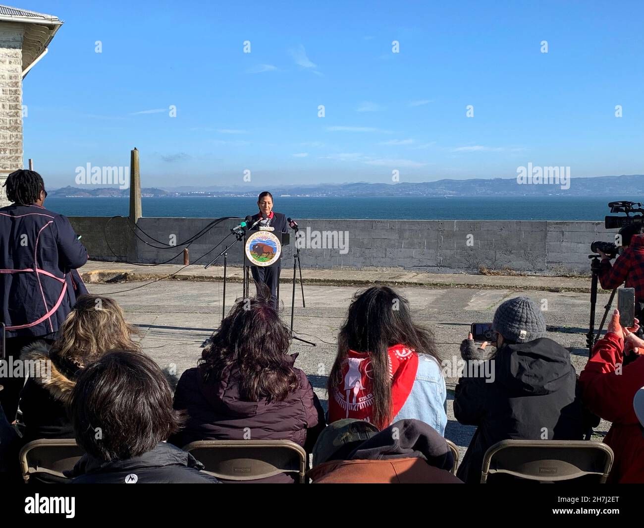 San Francisco, Vereinigte Staaten von Amerika. 20. November 2021. US-Innenminister deb Haaland hält am 20. November 2021 in San Francisco, Kalifornien, eine Rede zur Macht der indigenen Vertretung anlässlich des 52nd. Jahrestages der Besetzung der Insel Alcatraz durch indigene Aktivisten. Der 19-monatige Protest der Indianer im Jahr 1969 forderte die Rückkehr der Insel Alcatraz zum Stamm der Lakota gemäß dem Vertrag von Fort Laramie. Bild: Tami A. Heilemann/USA Interior Department/Alamy Live News Stockfoto