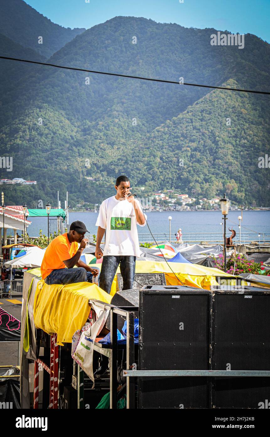 Zwei MC spielen vor der Menge für einen karibischen Karneval in Dominica. Stockfoto