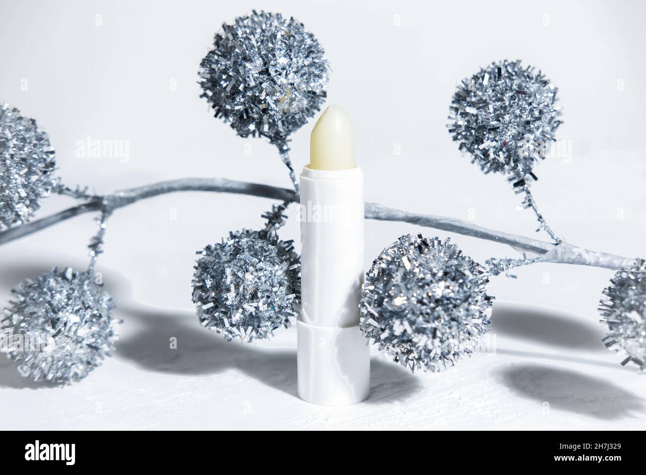 Weihnachten kosmetischen Hintergrund, Lippenbalsam Mockup, zu schützen und zu nähren Lippen. Kosmetik für die Wintersaison. Modell weißen Behälter auf einem weißen Hintergrund CH Stockfoto