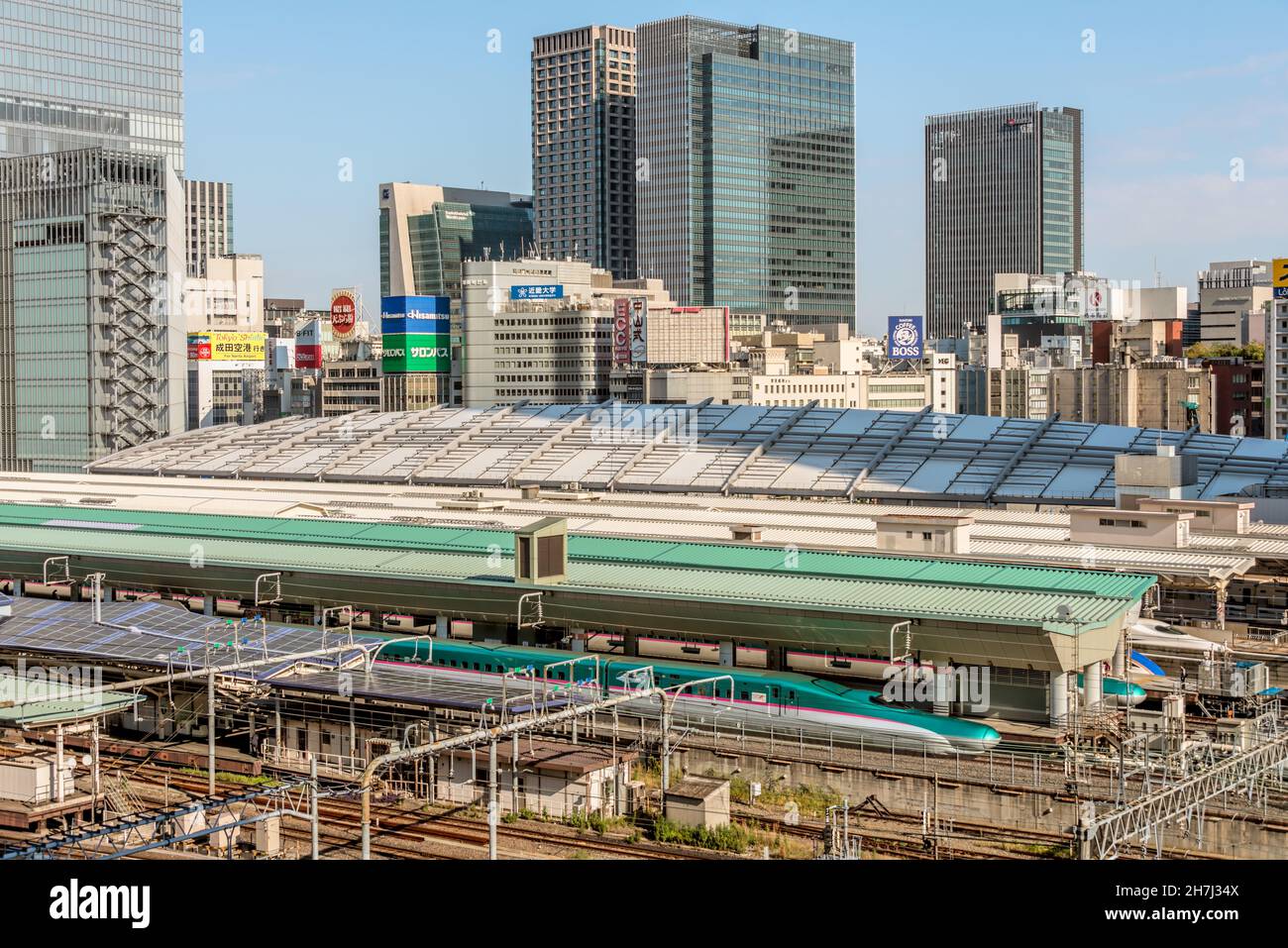 Blick auf den Hauptbahnhof von Tokio mit Shinkansen-Zügen und die Skyline von Marunouchi, Tokio, Japan Stockfoto