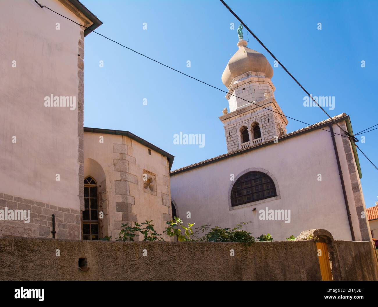 Die romanische Basilika aus dem 5th. Oder 6th. Jahrhundert Kathedrale Mariä Himmelfahrt in der Stadt Krk auf der Insel Krk, Primorje-Gorski Kotar Stockfoto