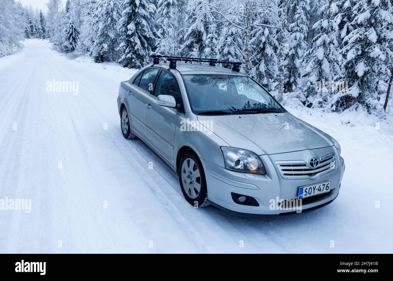 Toyota Avensis Limousine 2007 Modell 1,6 l Benzin draußen im Winter , Finnland Stockfoto