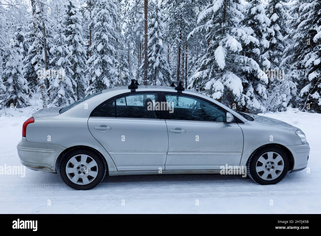 Toyota Avensis Limousine 2007 Modell 1,6 l Benzin draußen im Winter , Finnland Stockfoto