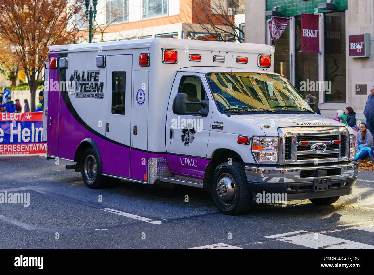 Harrisburg, PA, USA - 20. November 2021: Ein Harrisburg Emergency Medical Vehicle bei der jährlichen Holiday Parade in der Innenstadt. Stockfoto