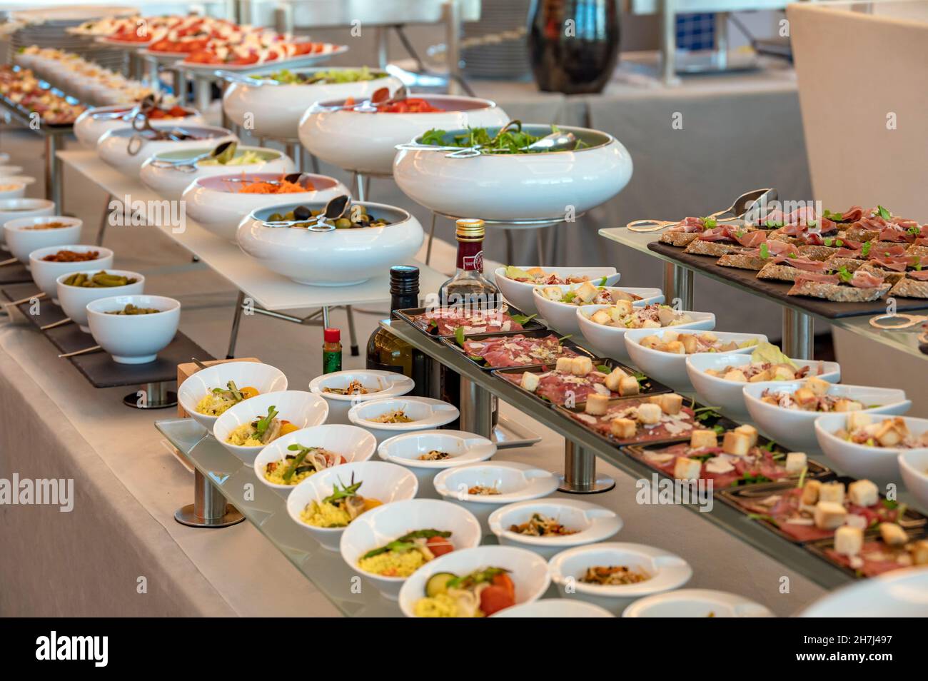 Reihen von Schüsseln und Tellern mit leckeren Vorspeisen Stockfoto