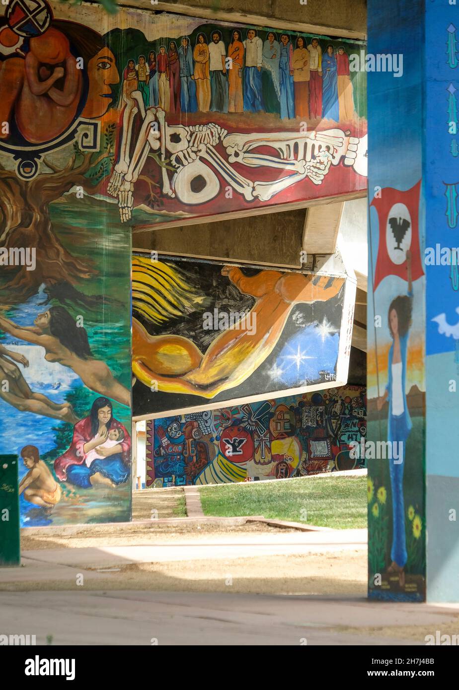 San Diego, Vereinigte Staaten von Amerika. 28. September 2021. Historische Wandmalereien auf den Masten der Coronado Bridge zu Ehren des mexikanisch-amerikanischen Kulturerbes im Chicano Park, 28. September 2021 in San Diego, Kalifornien. Der Park unter der San Diego-Coronado Brücke beherbergt die größte Sammlung von Wandgemälden im Freien in den Vereinigten Staaten. Bild: Tami A. Heilemann/USA Interior Department/Alamy Live News Stockfoto