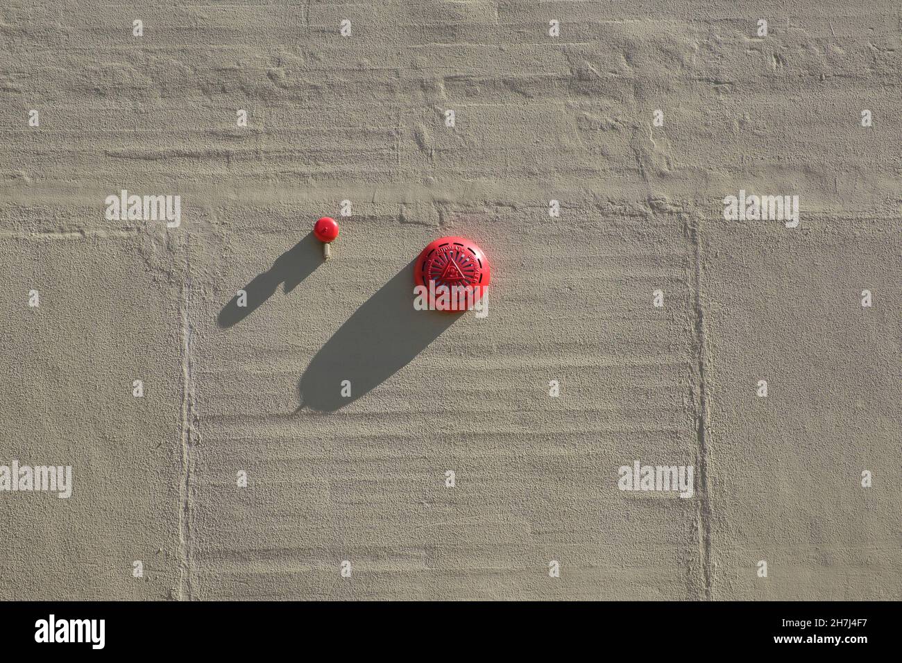 NEW ORLEANS, LA, USA - 28. OKTOBER 2021: Automatische Sprinkleranlage und Alarm an der Seite des Gebäudes Stockfoto