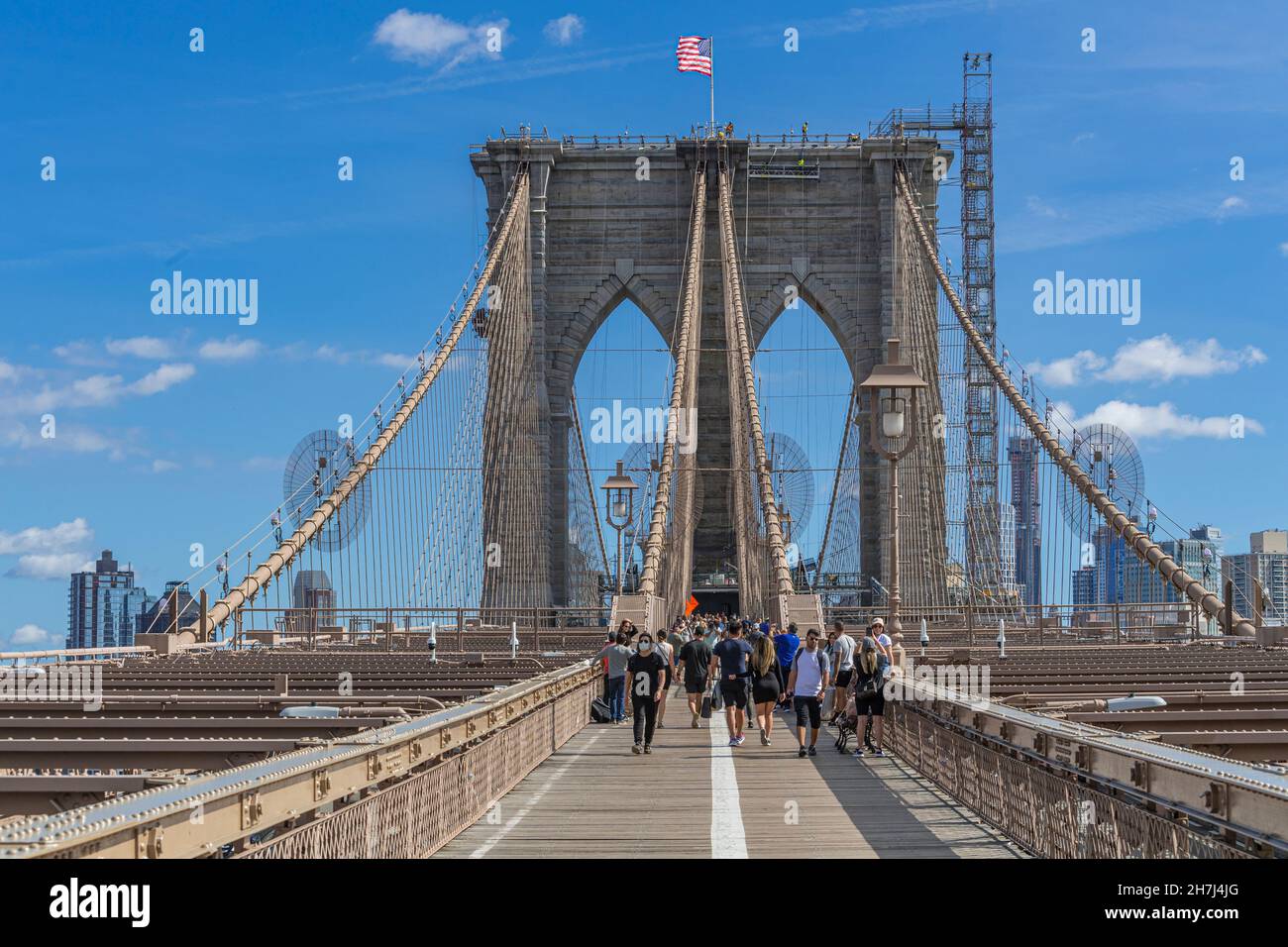 Menschen, die über die Brooklyn Bridge, New York, New York, USA laufen Stockfoto