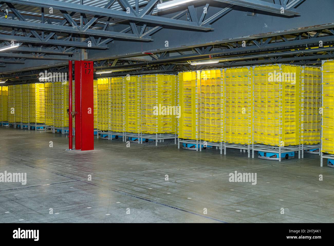 Reihen von Roboterlagern, Amazon-Vertriebszentrum, Pennsylvania, USA Stockfoto