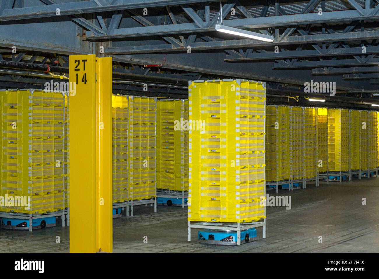 Reihen von Roboterlagern, Amazon-Vertriebszentrum, Pennsylvania, USA Stockfoto