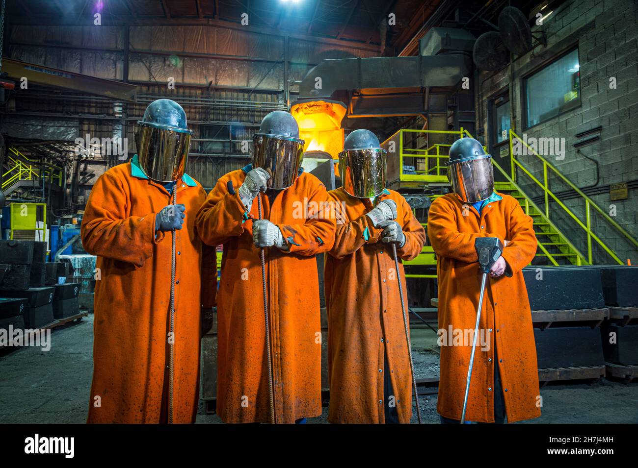 Vier Arbeiter in Schutzausrüstung im Stahlwerk, Pennsylvania, USA Stockfoto