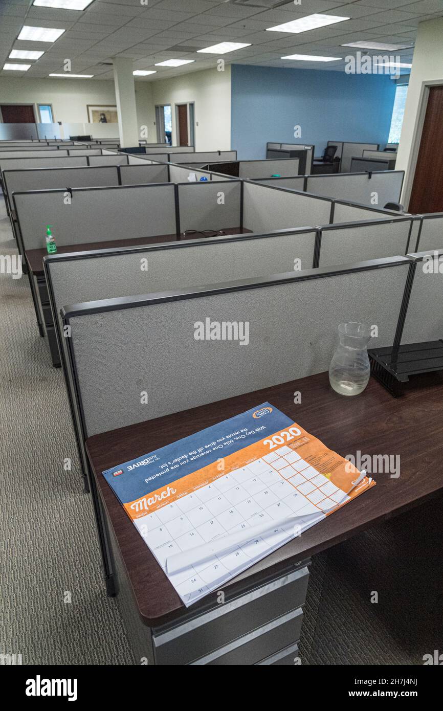 Ein Kalender mit dem Datum, dem 2020. März, dem Beginn der Pandemie, zeigt den leeren Büroarbeitsplatz in Philadelphia, Pennsylvania, USA Stockfoto