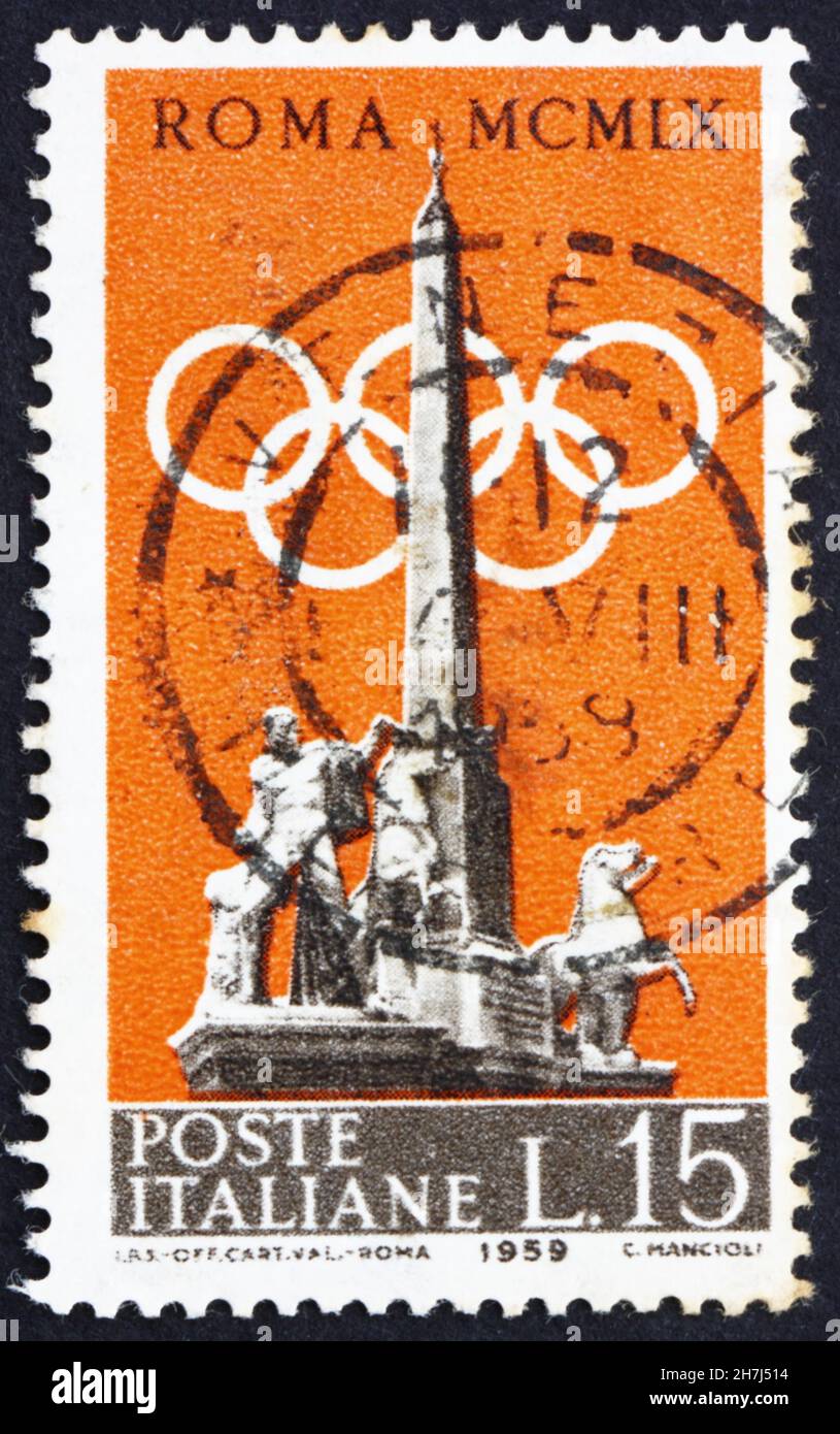 ITALIEN - UM 1959: Eine in Italien gedruckte Briefmarke zeigt den Brunnen der Dioscuri- und Olympischen Ringe, die Olympischen Spiele 1960 in Rom, um 1959 Stockfoto