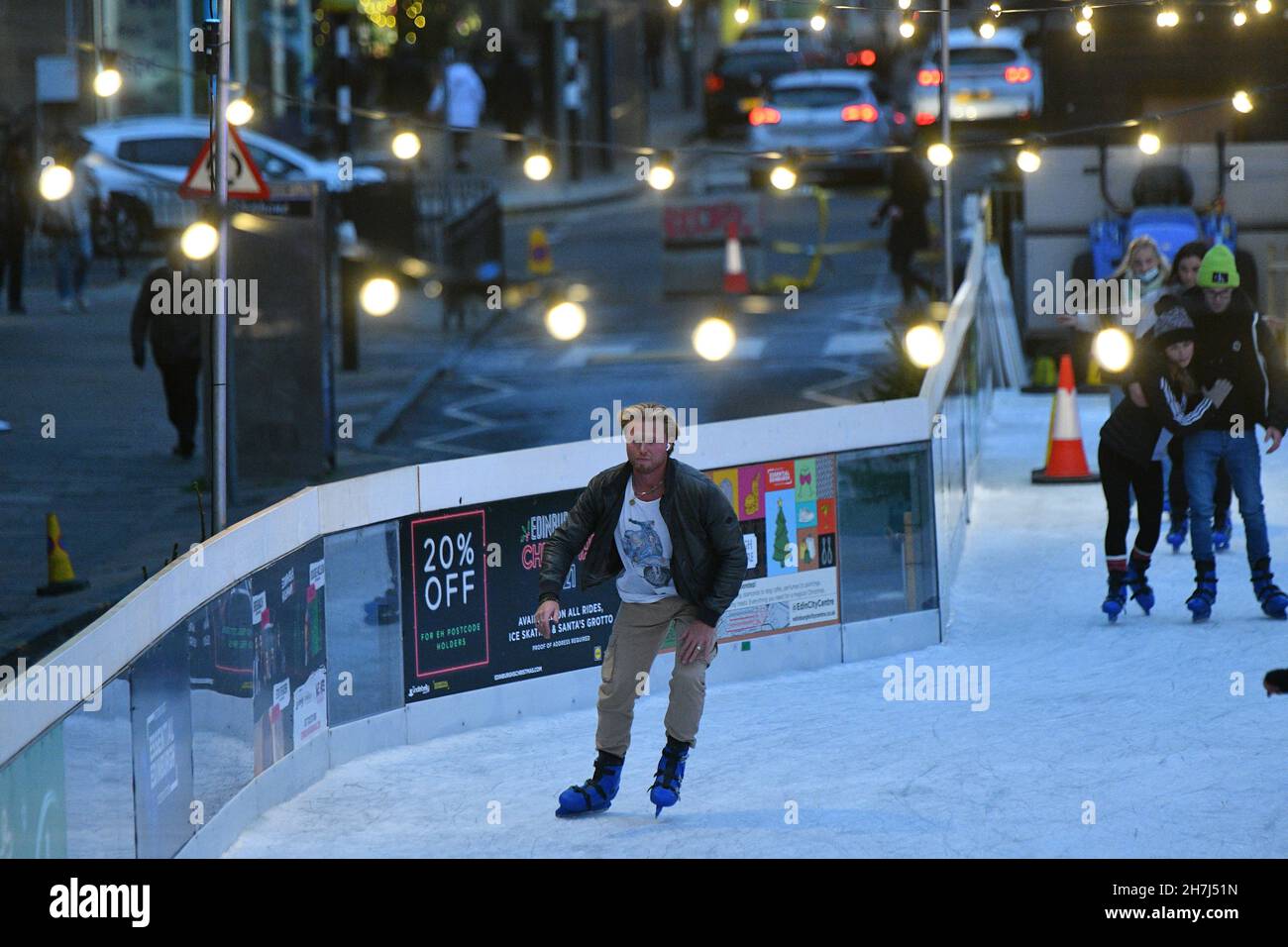 Edinburgh Schottland, Großbritannien November 23 2021. Eislaufen auf der George Street als Teil von Edinburghs Weihnachten. Credit sst/alamy Live Nachrichten Stockfoto