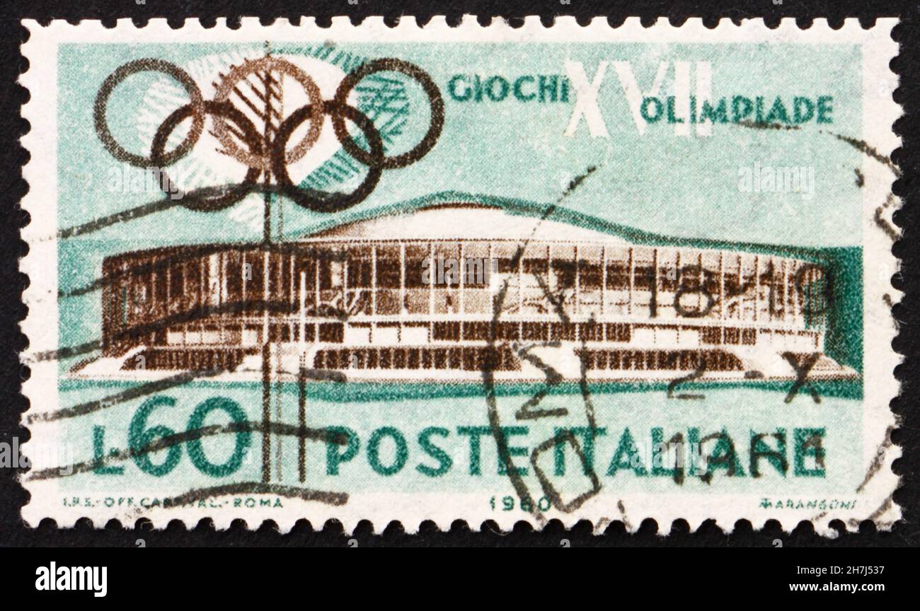 ITALIEN - UM 1960: Eine in Italien gedruckte Briefmarke zeigt den Sportpalast, die Olympischen Spiele 17th, Rom, um 1960 Stockfoto