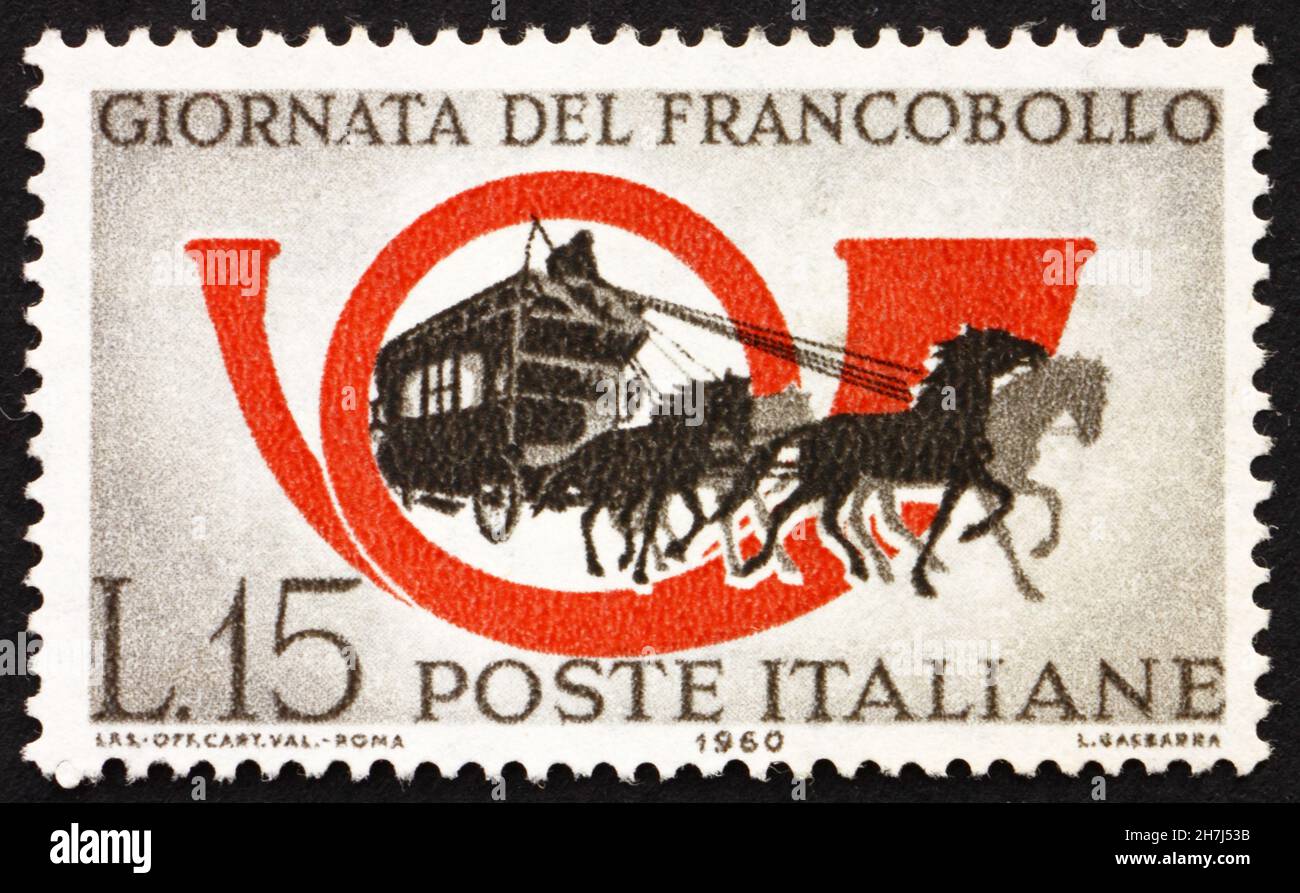 ITALIEN - UM 1960: Eine in Italien gedruckte Briefmarke zeigt Postkutsche und Posthorn, Tag der Briefmarke, um 1960 Stockfoto
