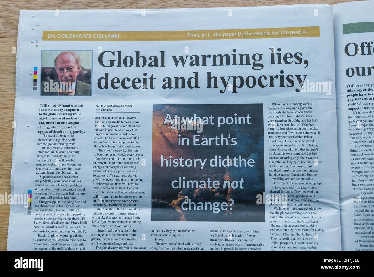 DR Vernon Coleman Kolumne über den Klimawandel und die globale Erwärmung in der Verschwörungstheorezeitung The Light, die von Darren Smith veröffentlicht wurde Stockfoto