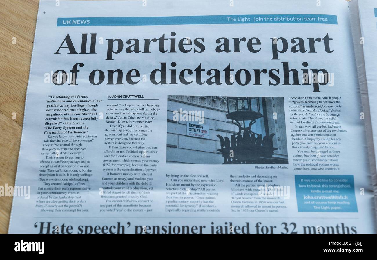 Artikel über die Diktatur in der auf Verschwörungstheorie basierenden Zeitung The Light, veröffentlicht von Darren Smith, veröffentlicht durch Briefkästen im Haushalt von Freiwilligen Stockfoto