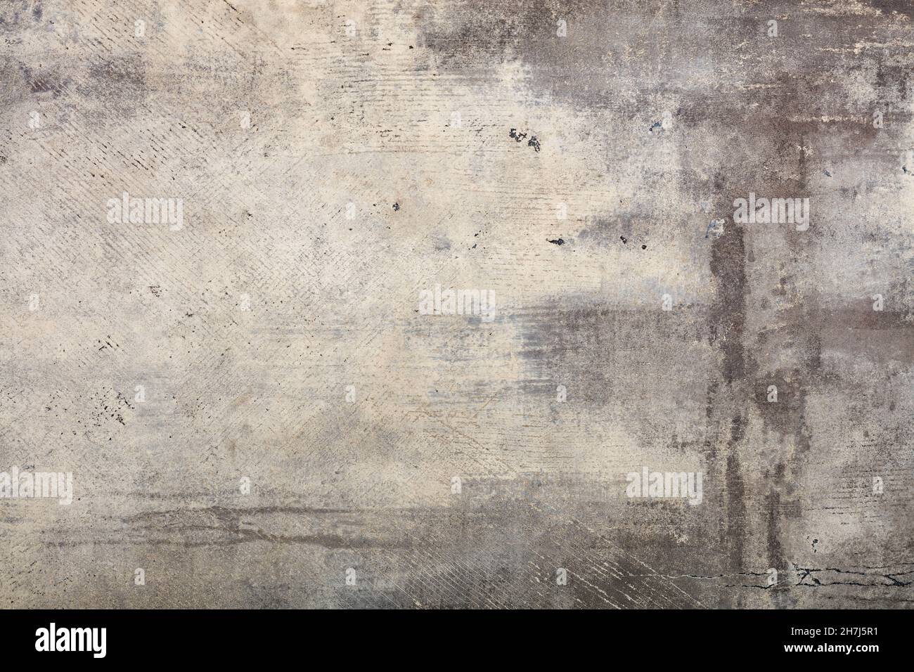 Kratzer, Flecken und Risse glänzen auf einer alten strukturierten, mit grauer Farbe lackierten Asbestzementplatte. Stockfoto