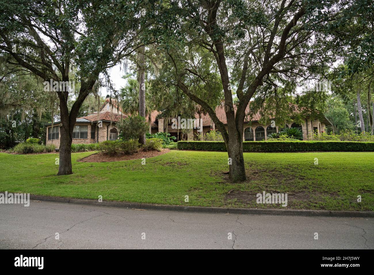 Ungewöhnliche Geschäftsarchitektur in Gainesville, Florida. Ein Geschäft, das so einladend aussieht wie ein wunderschön gestaltetes Haus. Stockfoto