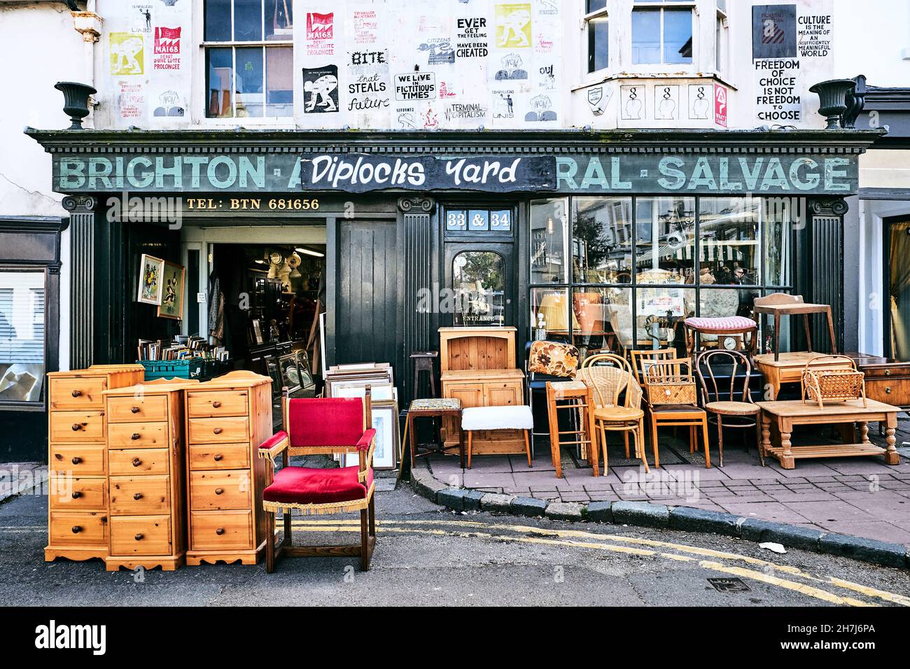Ein Möbelgeschäft aus zweiter Hand in der Nähe der Gassen in Brighton, East Sussex, Großbritannien. Stockfoto
