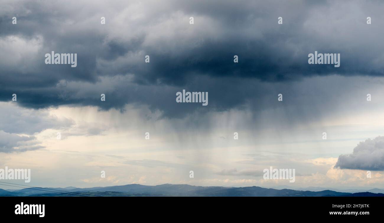 Wolken regnen, Gewitter rücken näher. Wie der Regen vom Flugzeug aus aussieht Stockfoto