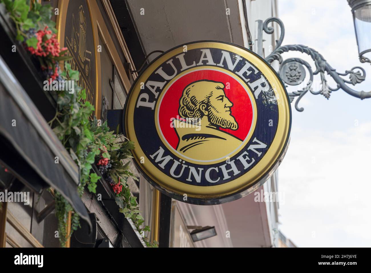VALENCIA, SPANIEN - 19. NOVEMBER 2021: Paulaner ist eine deutsche ...
