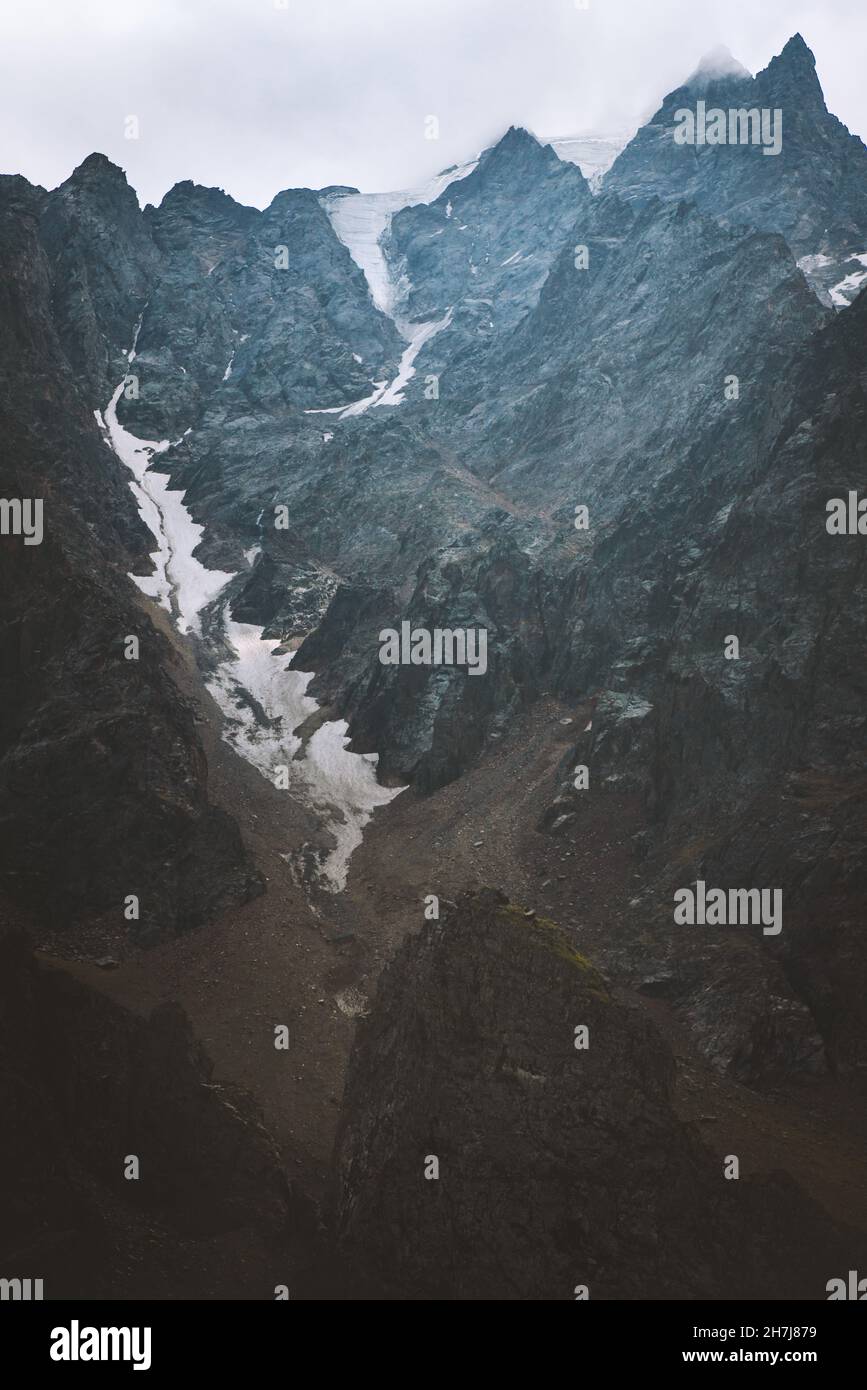 Kaukasus Berge Bergrücken Landschaft launische Landschaft Wildnis Natur in Russland Reiseziele Outdoor Nordossetien Stockfoto