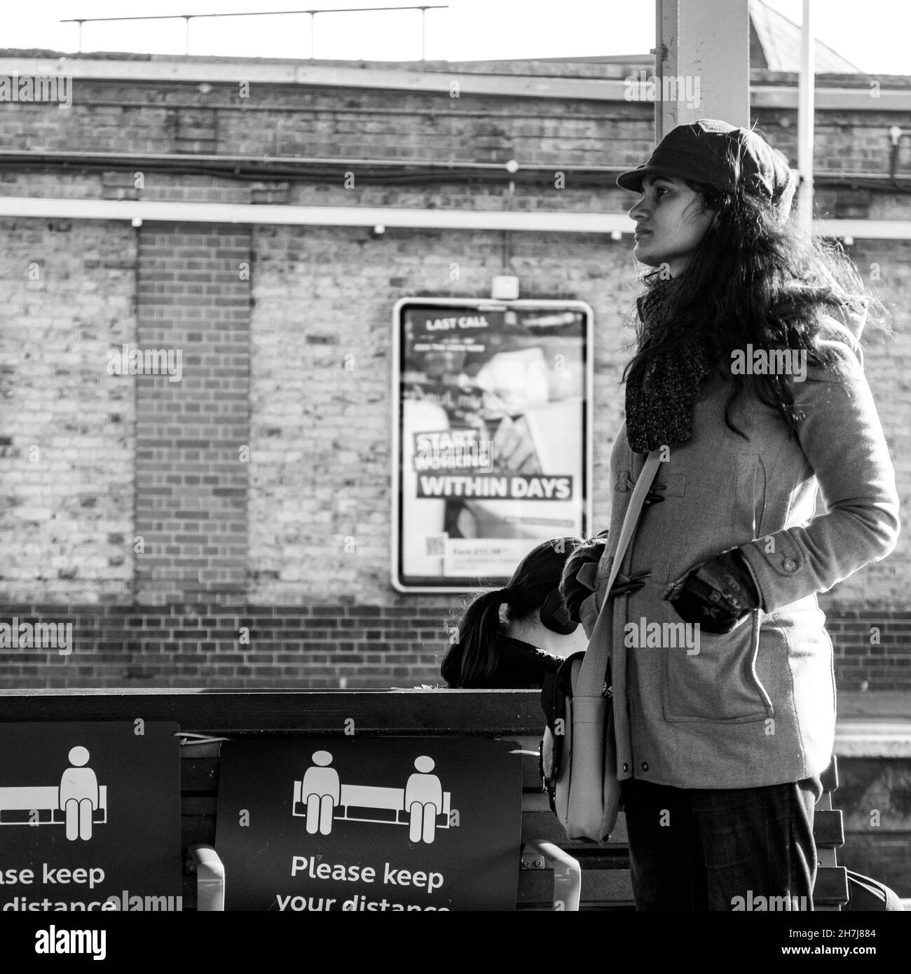 Clapham Junction London England Großbritannien, November 7 2021, Junge ethnische Frau, die allein auf einen Zug auf der Clapham Junction Station Platform wartet Stockfoto