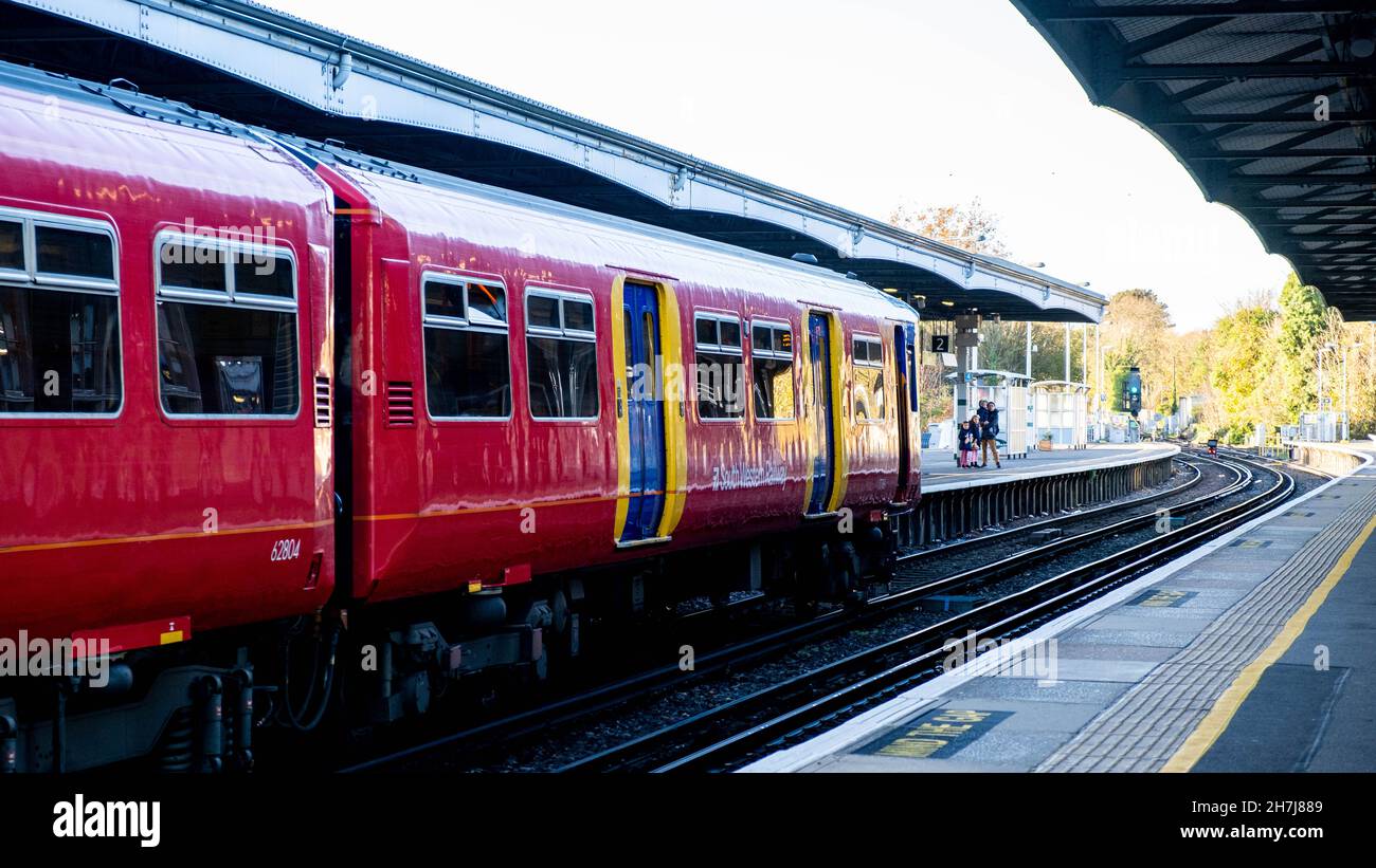 Epson Surrey London England, Uk, November 21 2021, South Western Railway Commuter Train At Epsom Station Surrey Stockfoto