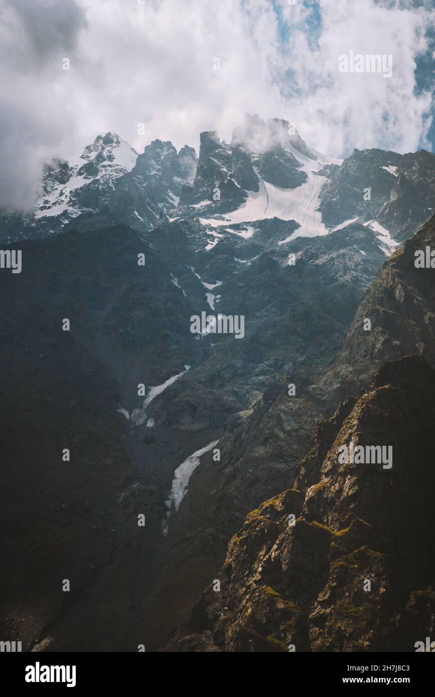 Kaukasus Berge Landschaft Luftaufnahme wilde Natur in Russland Reise szenische Ansicht im Freien Nordossetien Stockfoto