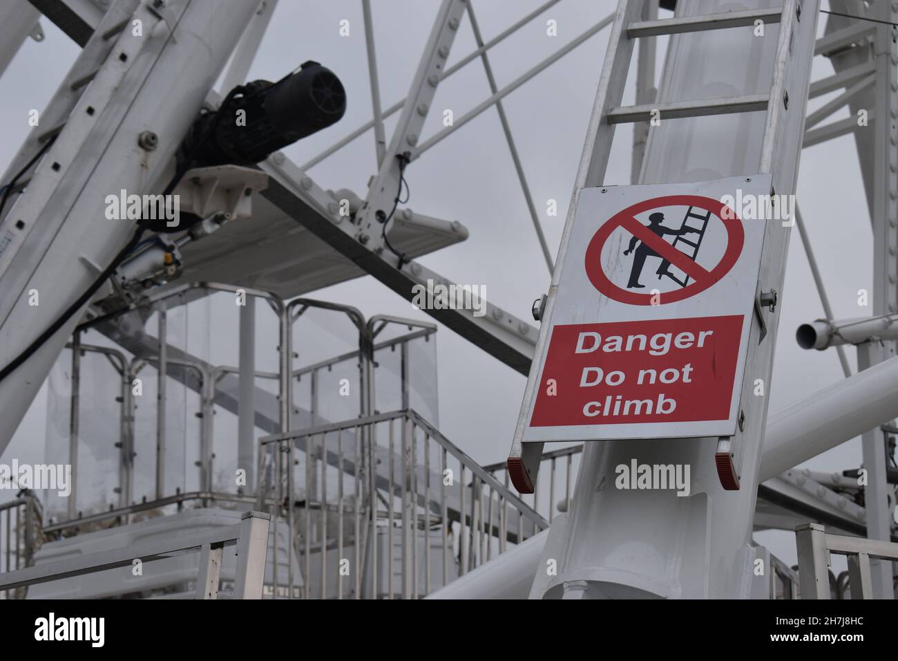 Schild: Gefahr Steigen Sie nicht auf das Willen Observation Wheel am Willen Lake. Stockfoto