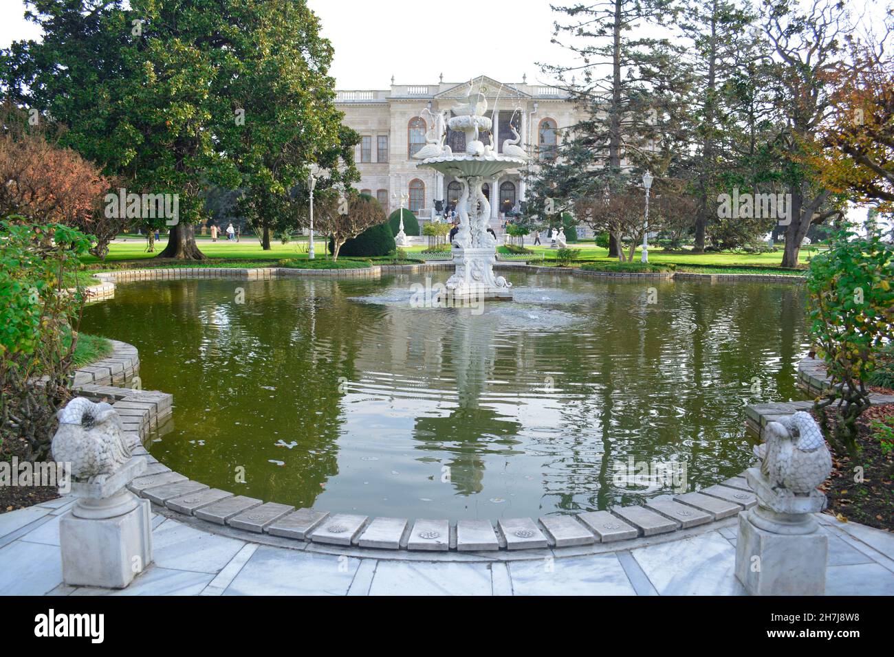 Istanbul, Türkei - November 2021: Brunnen im Hofgarten des Dolmabahce Palastes, mit dem Palast im Hintergrund. Stockfoto