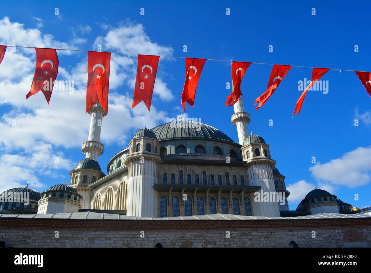 Istanbul, Türkei - 2021. November: Türkische Flaggen hängen vor der Taksim-Moschee am Taksim-Platz. Stockfoto