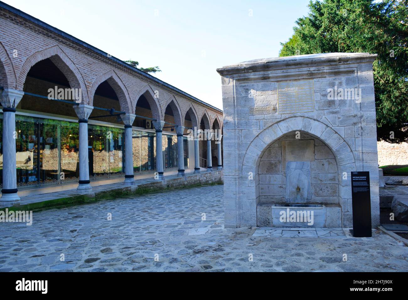 Istanbul, Türkei - November 2021: Wasserbrunnen neben einem Souvenirladen im Innenhof des Topkapi-Palastes. Stockfoto