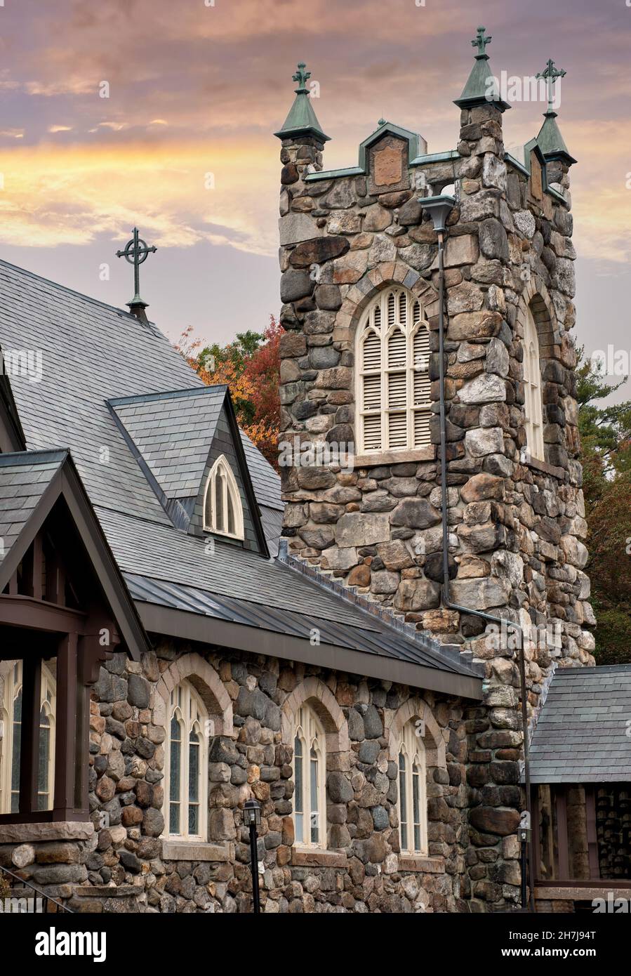 Jahrhundertealte katholische Kirche St. Patrick im gotischen Stil in Jaffrey, New Hampshire. Das Äußere des Gebäudes und der Turm wurden aus Feldsteinen gebaut. Stockfoto