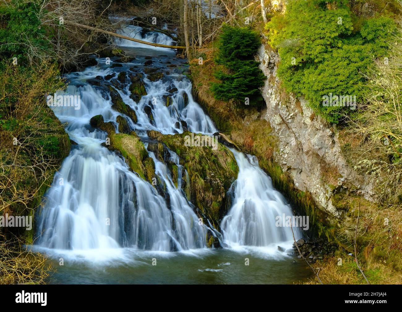 Ein Farbfoto der Wasserfälle von Dess, das sich in der Nähe des Dorfes Kincardine O' Neil, Aberdeenshire, Schottland, befindet und im Frühjahr aufgenommen wurde. Stockfoto