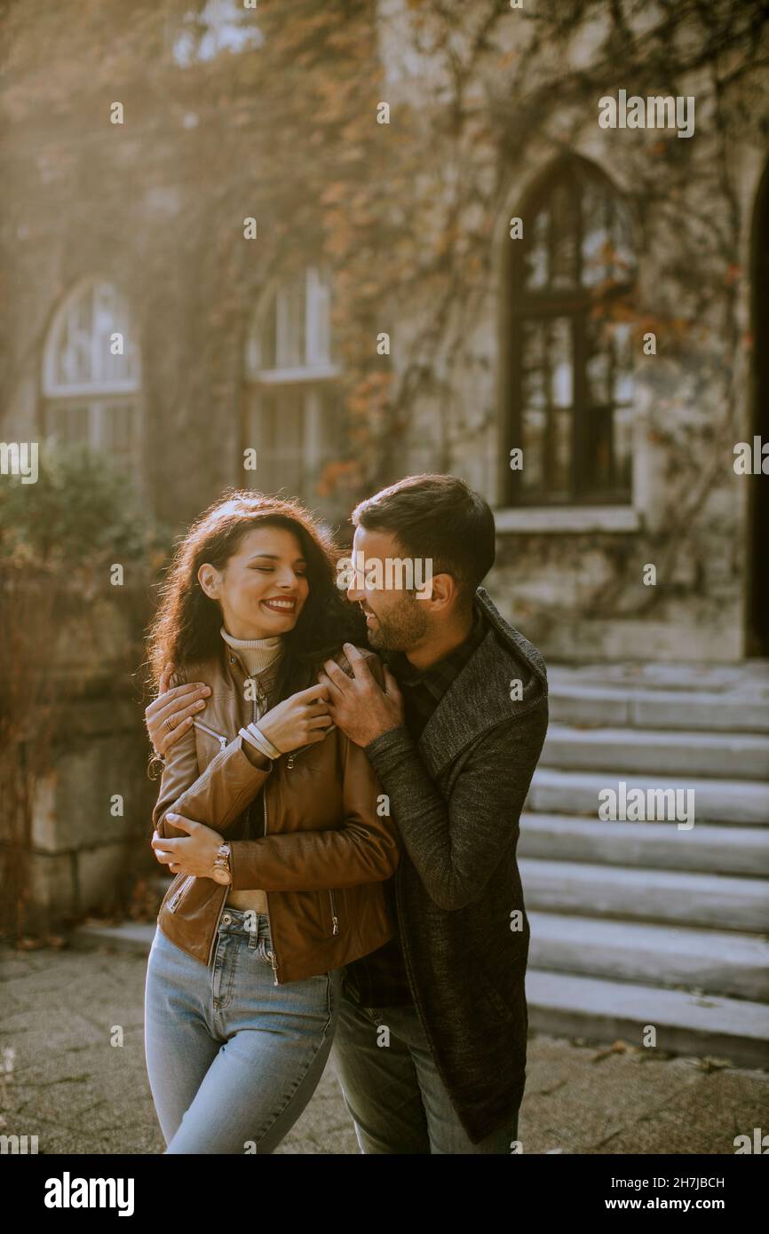 Schönes junges Paar, das im Herbstpark spazieren geht Stockfoto