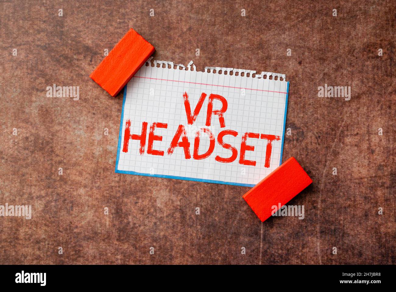 Textüberschrift mit VR-Headset. Konzept bedeutet Kopfmontage Gerät, das virtuelle Realität für den Träger bietet Denken Neue helle Ideen erneuern Stockfoto