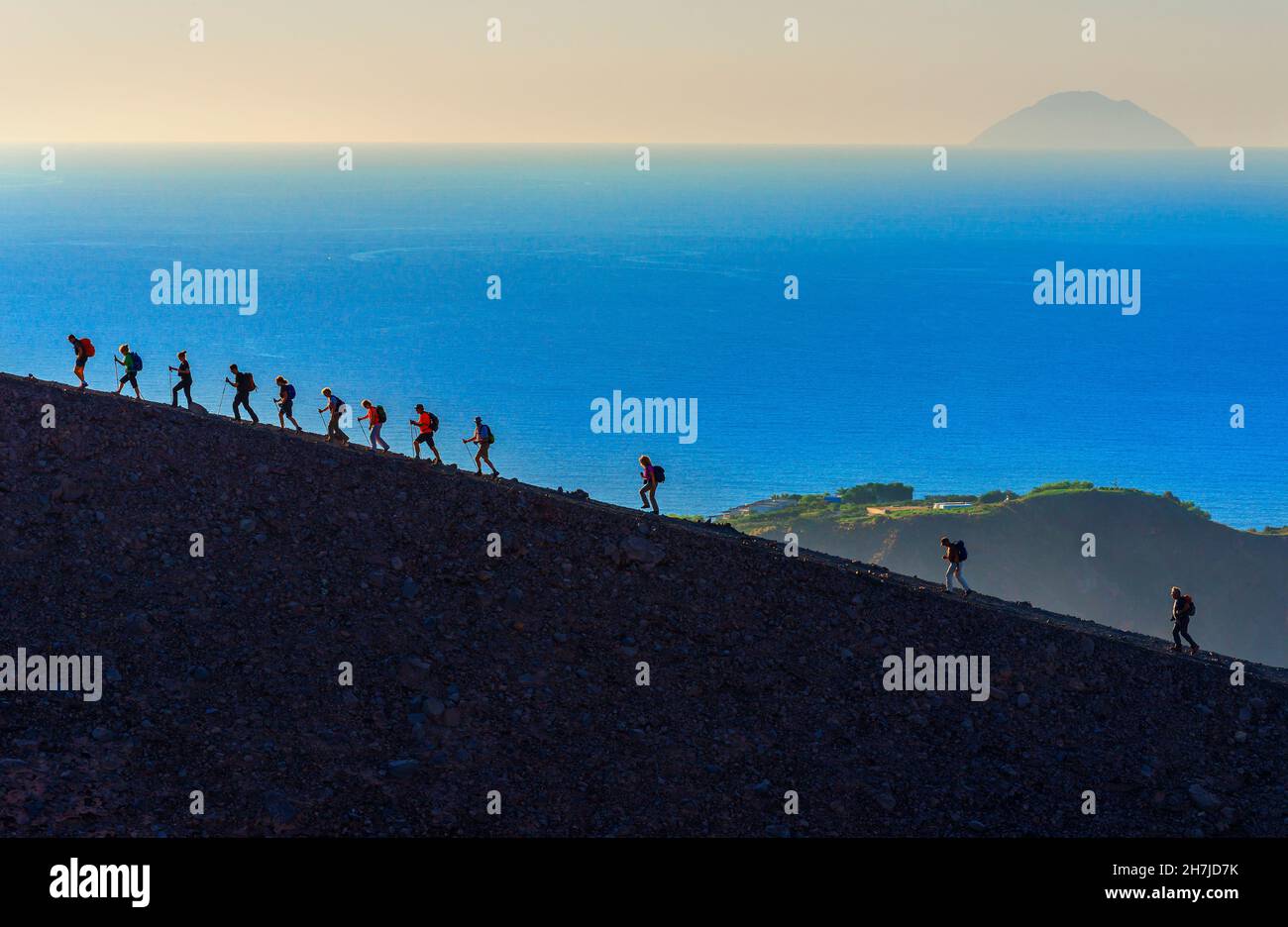 Wanderer zu Fuß rund um Gran Krater Rand, Vulcano Insel, Äolischen Inseln, Sizilien, Italien Stockfoto