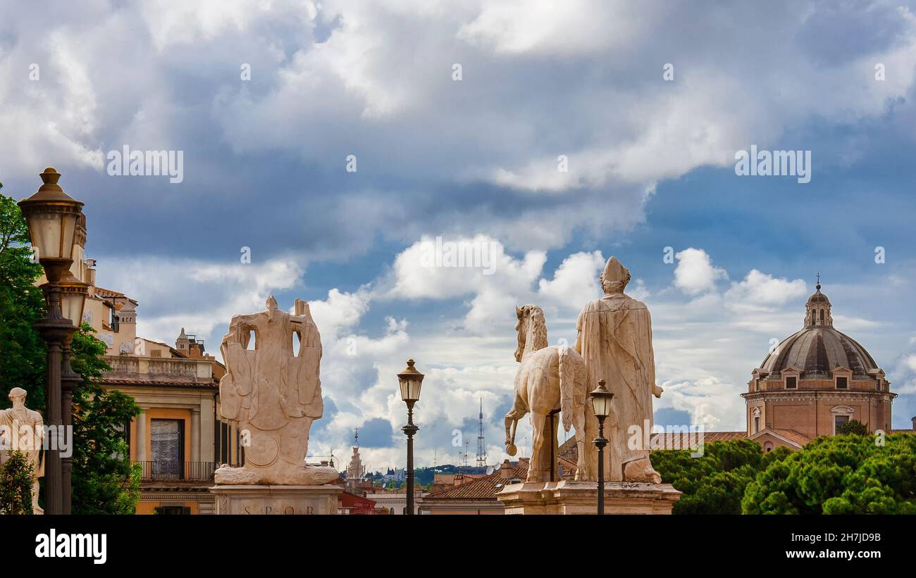 Blick auf Rom. Kapitolinische antike Denkmäler und dramatischer Himmel im historischen Zentrum der Stadt Stockfoto