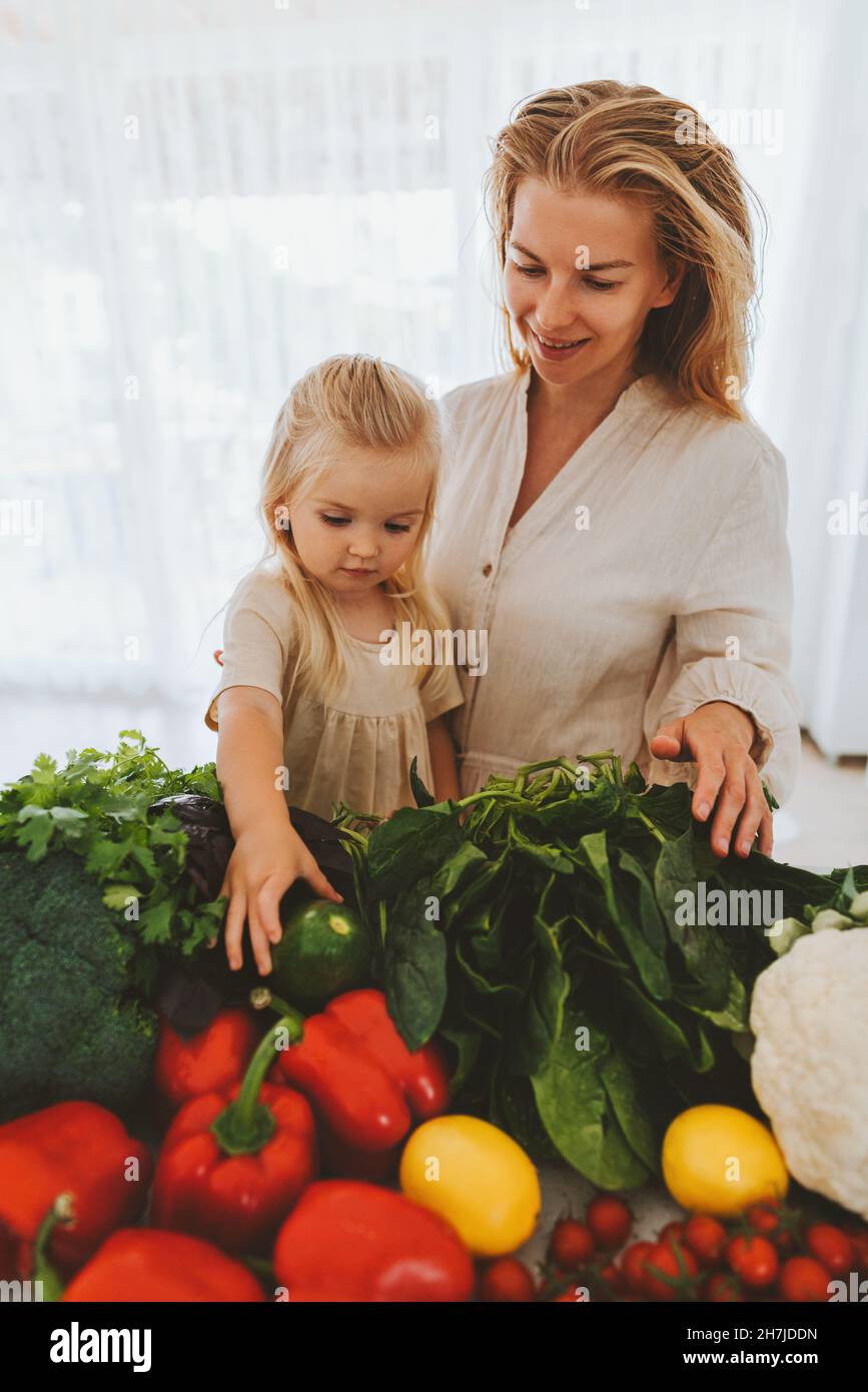 Familie Mutter und Tochter Kind Kochen gesundes Essen Gemüse Zutaten vegan nachhaltiger Lebensstil Vegetarische Ernährung Ernährung Stockfoto