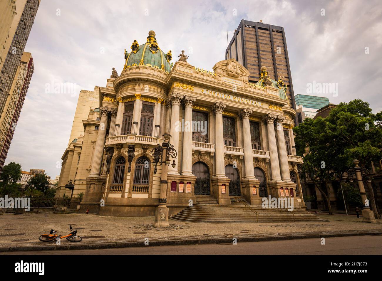 Rio de Janeiro, Brasilien - 26. Oktober 2021: Städtisches Theatergebäude in der Innenstadt. Erbaut am Anfang des 20th. Jahrhunderts. Stockfoto