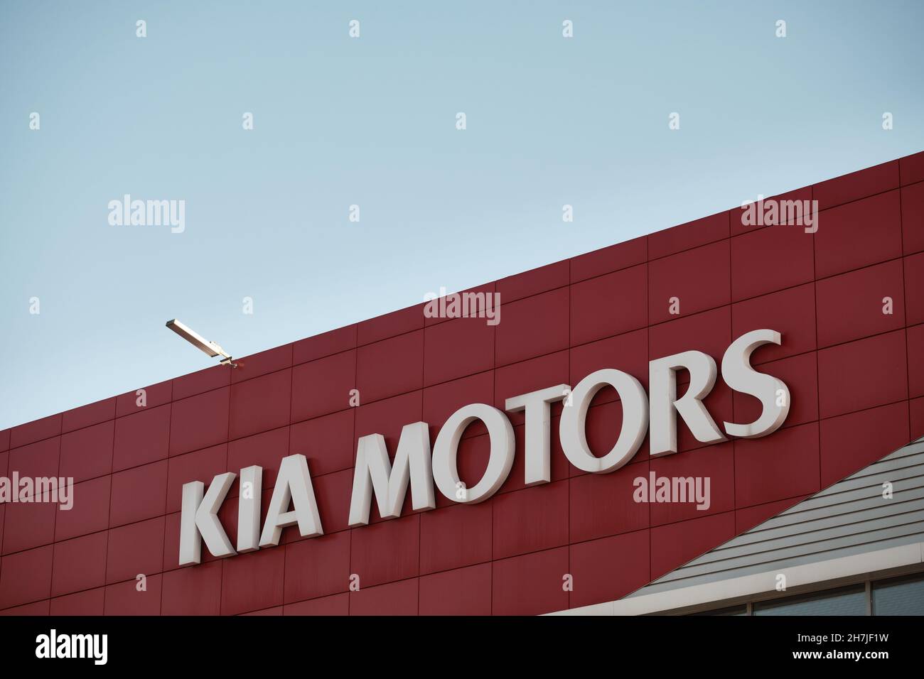 Logo von Kia Motors im Autohändler-Center Stockfoto